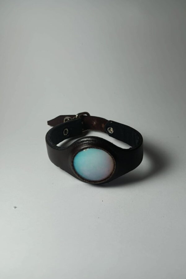 Pulsera de cuero marron estrecha con cierre de hebilla y piedra engarzada de color azul iridiscente