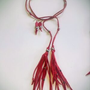 Tira larga con flecos y bolitas