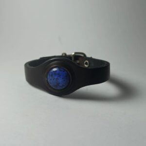 Pulsera de cuero marron estrecha con cierre de hebilla y lapislazuli