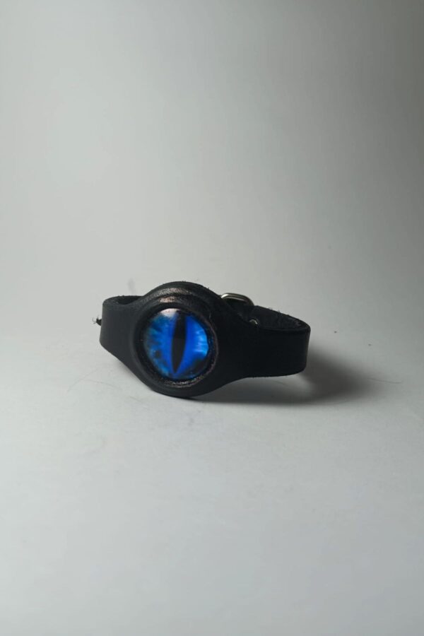 Pulsera de cuero negro estrecha con ojo de serpiente azul y cierre de hebilla